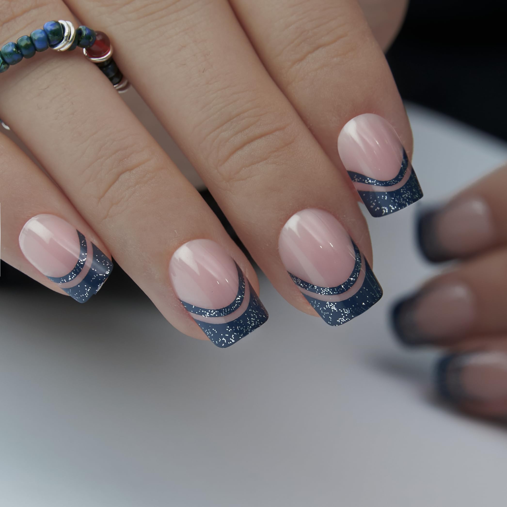 Ongles Curvlife motifs : motifs gel violet, style personnalisé pour sorties nocturnes.