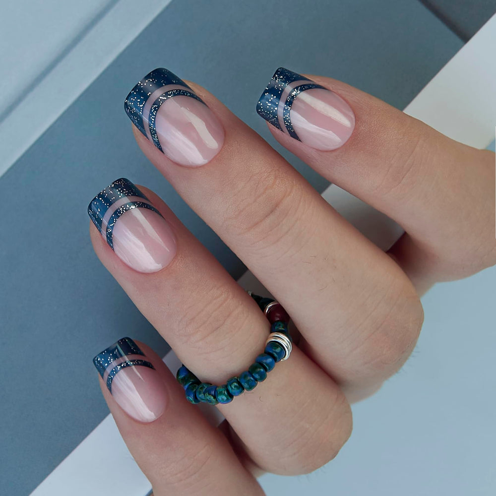 Ongles Curvlife à poser : pointe française, bord violet foncé, élégance prête à porter.