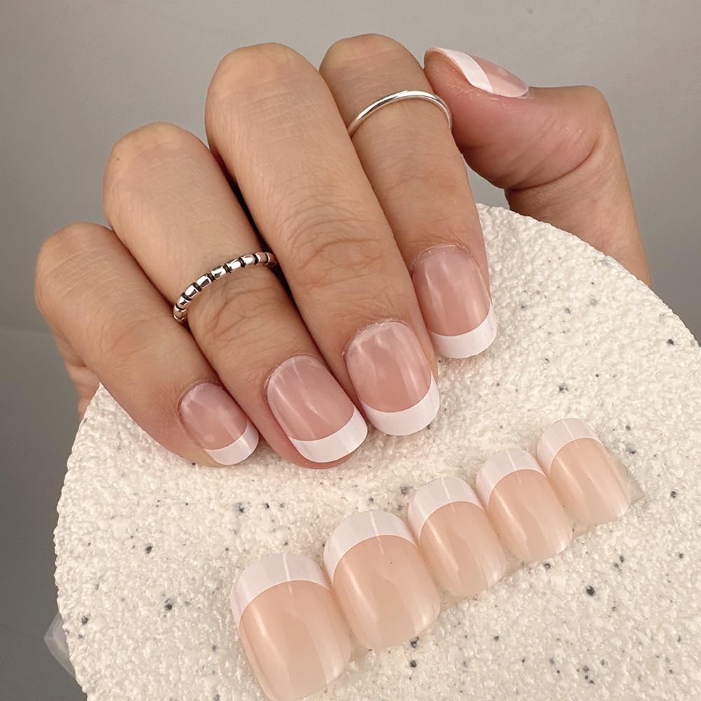 Porté sur les mains par CurvLife, ongles brillants et naturels au quotidien