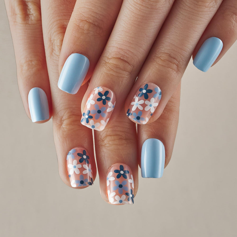 CurvLife ongles azur fleur bleue, parfait pour looks quotidiens