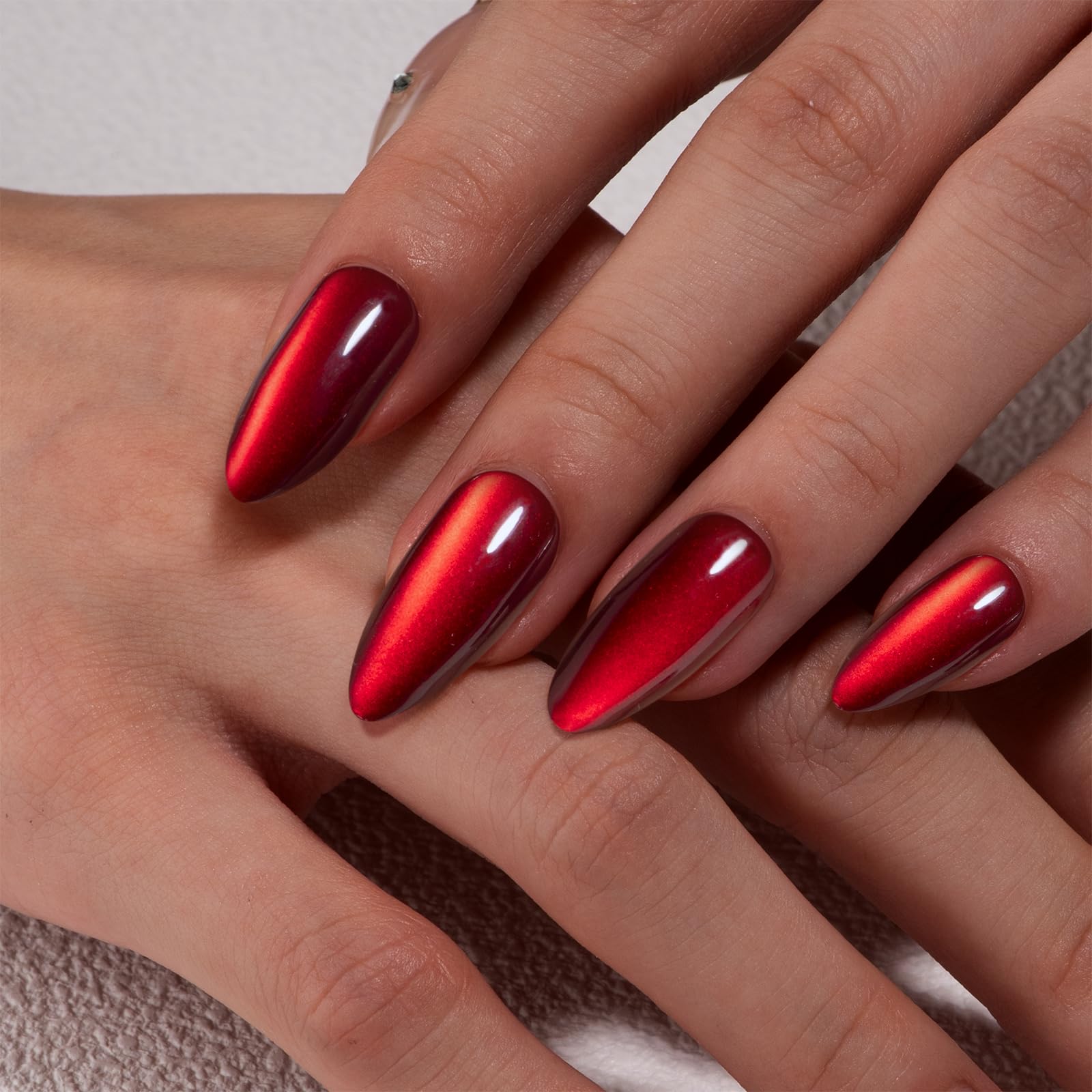 CurvLife effet oeil-de-chat rouge brillant, look glamour.