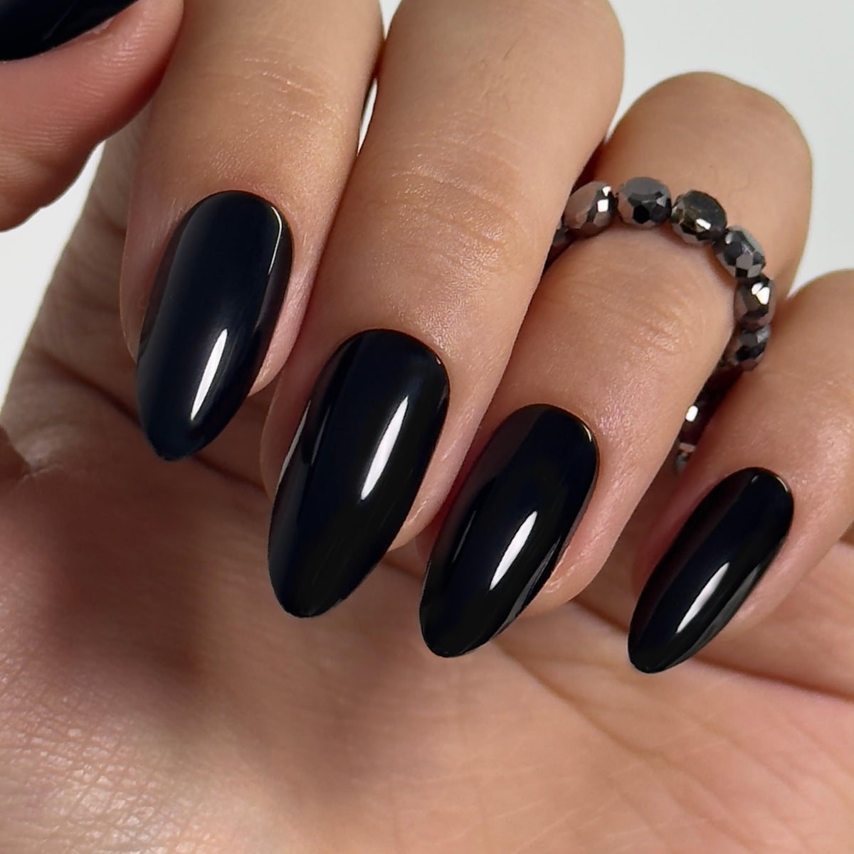 Ongles Curvlife en forme d’amande longues avec gel pour une finition naturelle et durable.