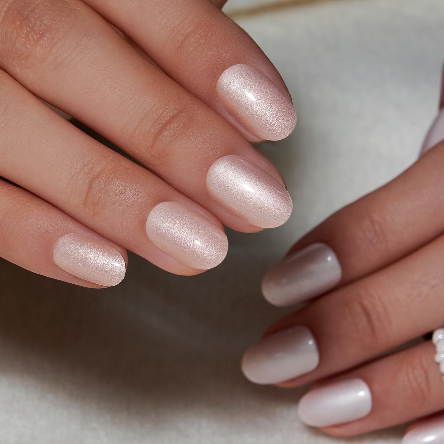Curvlife ongles gel à pointe française artisanale, finition brillante et professionnelle.
