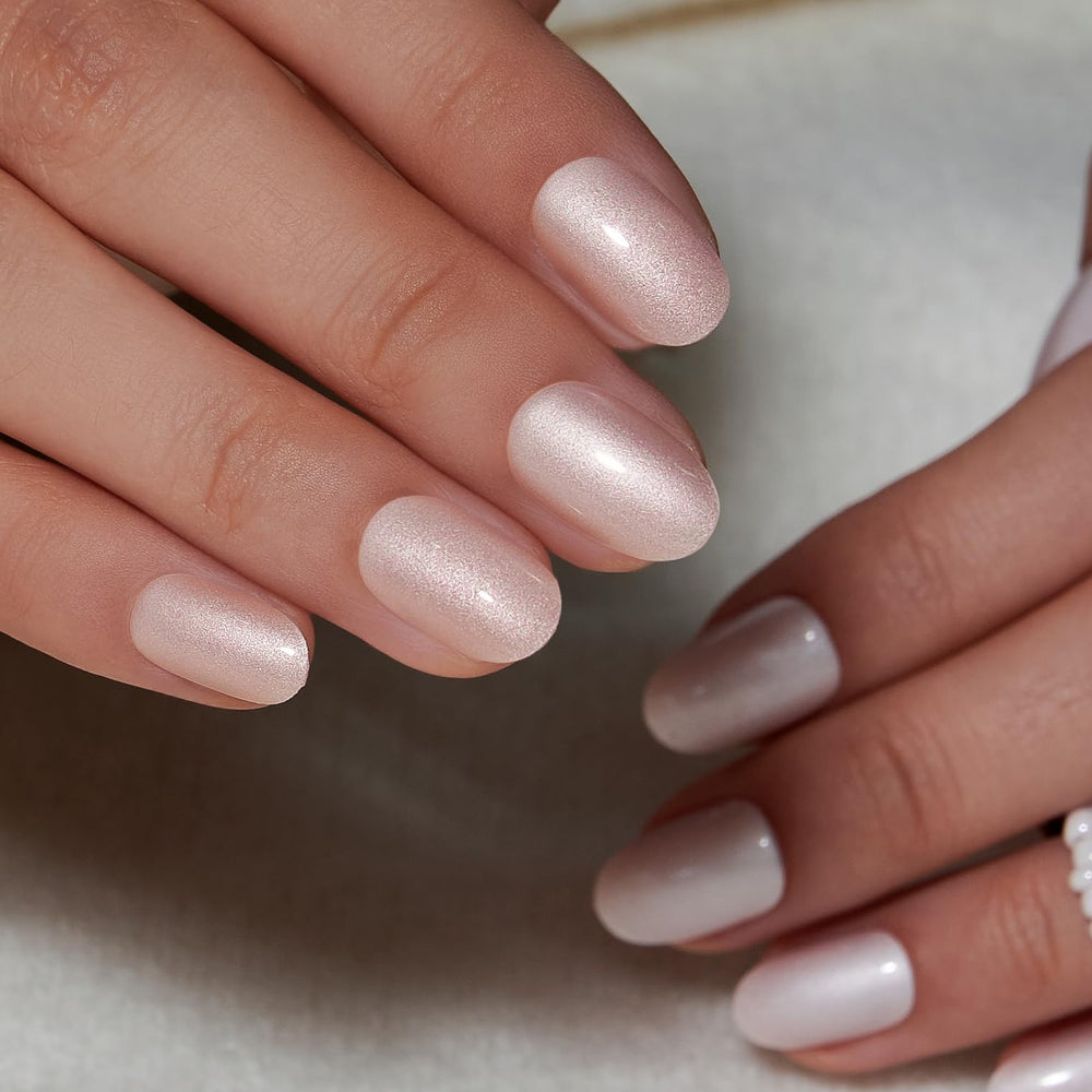 Curvlife ongles gel à pointe française artisanale, finition brillante et professionnelle.