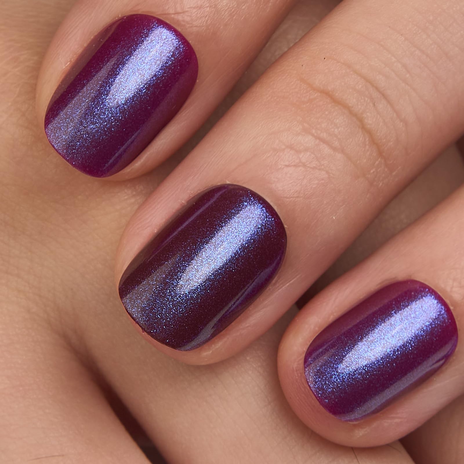 Curvlife ongles press-on fini brillant nude pour une apparence soignée et moderne.