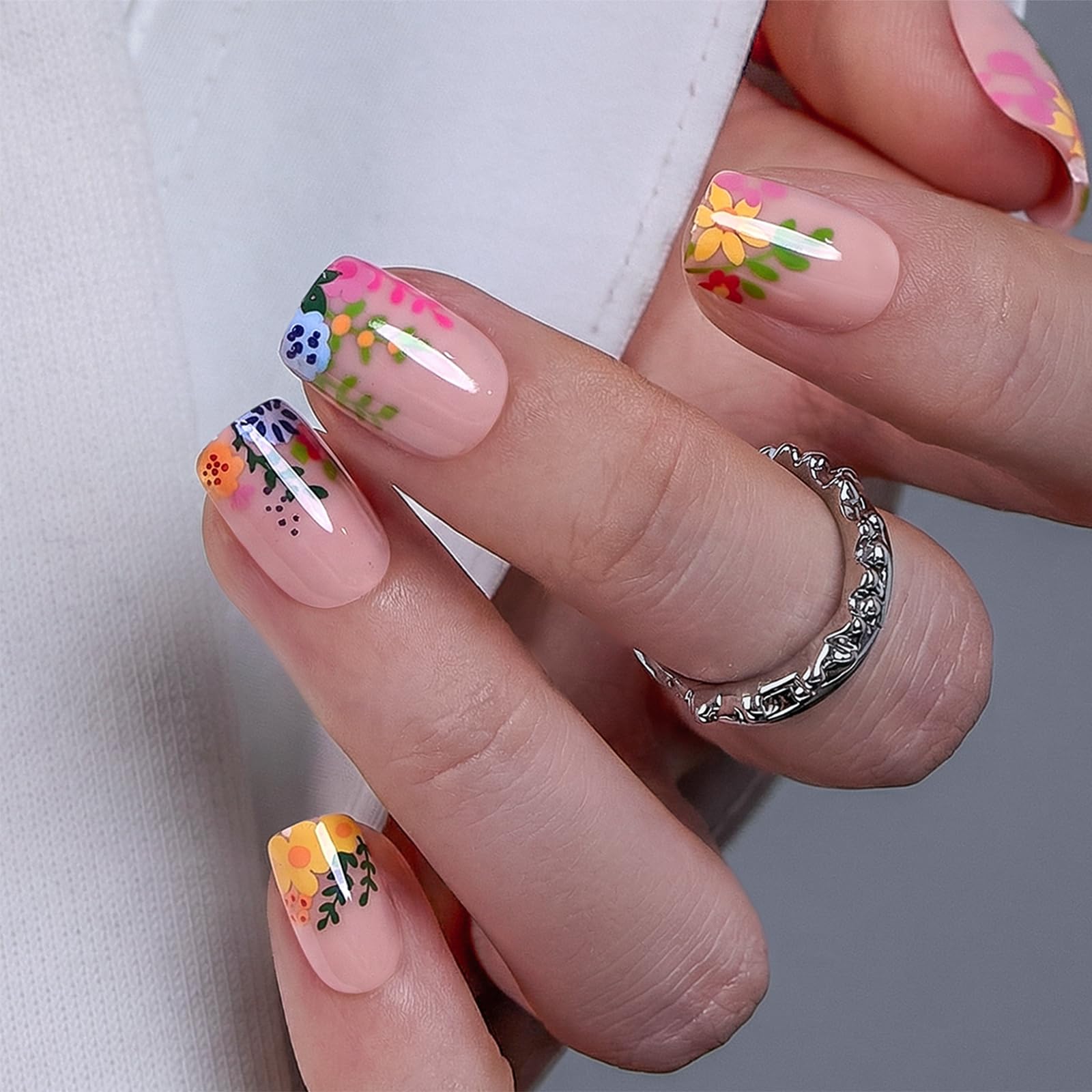Curvlife ongles carrés nude-fleur, finition gel salon durable.