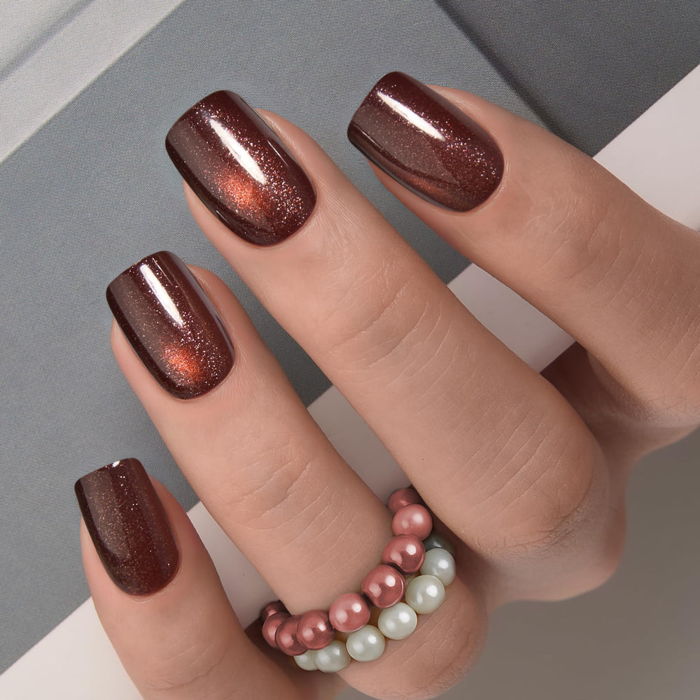 Ongles Curvlife brun cat-eye court avec profondeur et élégance.