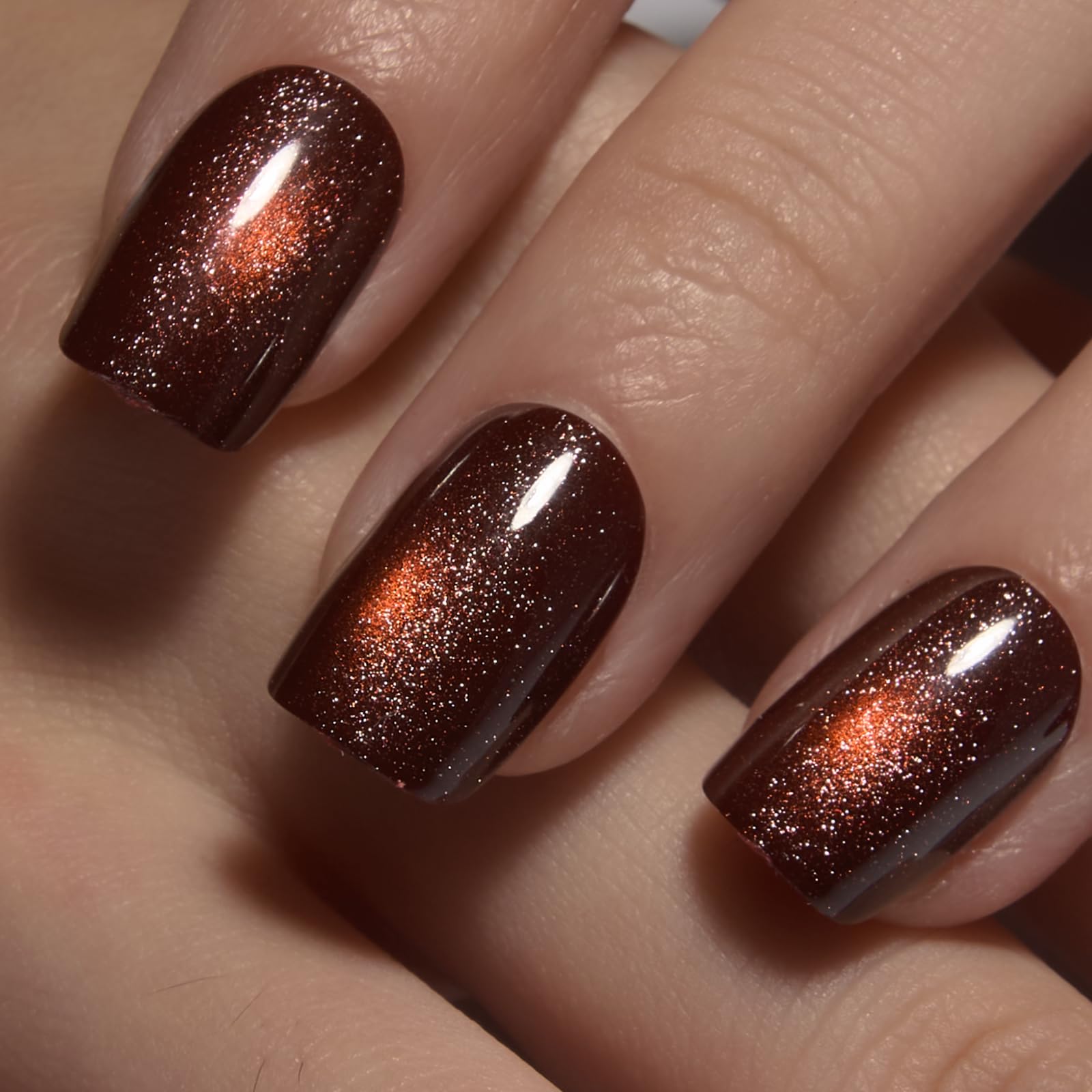 Finition gel brillant nude Curvlife, allure soignée et polyvalente.