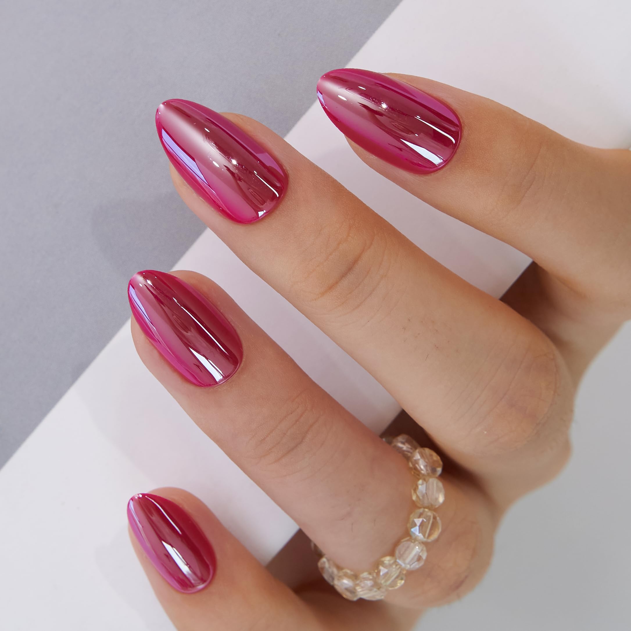 Ongles presse Curvlife finition nude gloss: style discret et élégant.