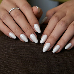 CurvLife finition pointe française brillante pour un look salon.