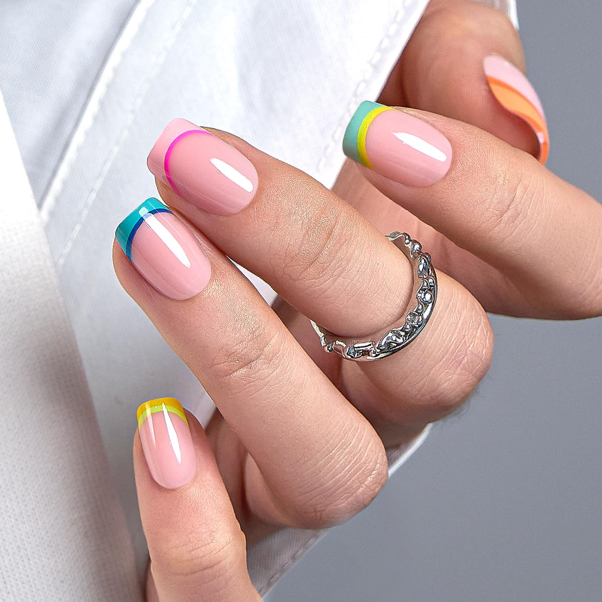 Curvlife Rainbow ongles courts en manucure française, gel durable et élégant.