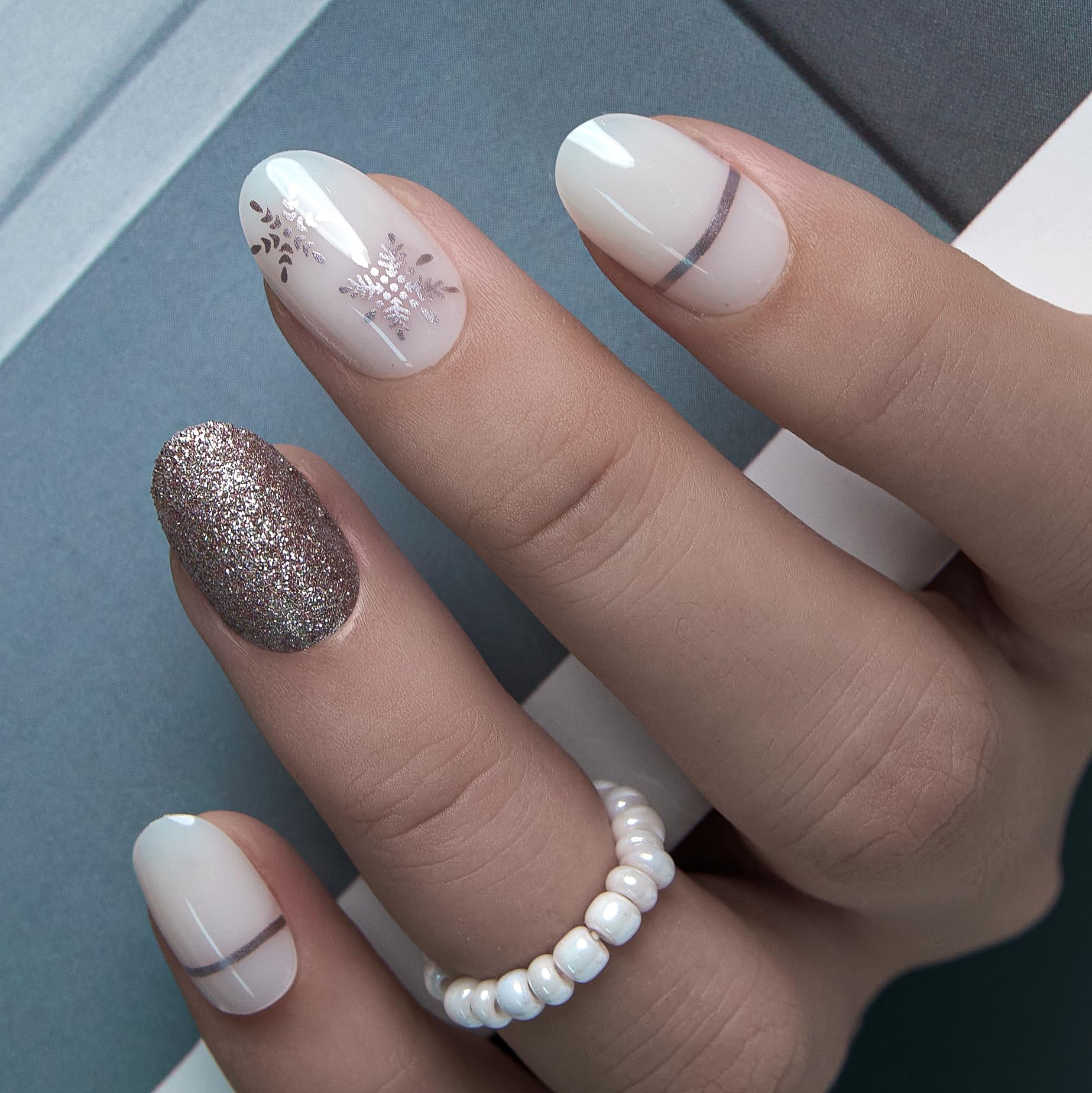 CurvLife Snowflake Silver full-cover nails offer a durable salon-like finish for daily wear.