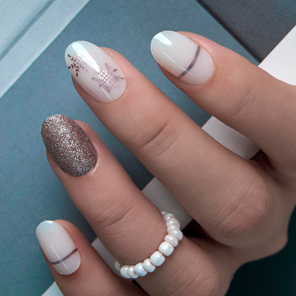 CurvLife Snowflake Silver full-cover nails offer a durable salon-like finish for daily wear.