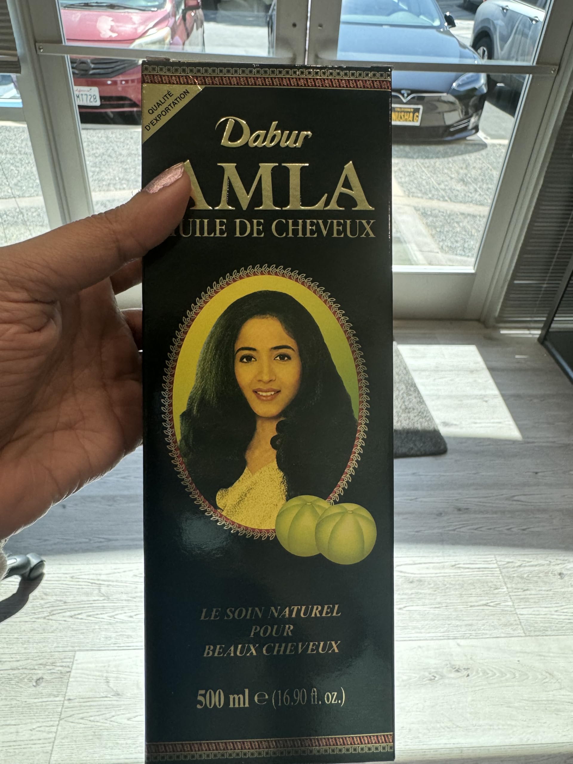 Application facile sur cheveux et cuir chevelu avec massage relaxant Dabur Amla.