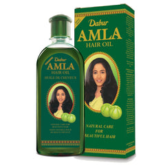 Massage du cuir chevelu avec Dabur Amla pour favoriser circulation et absorption.