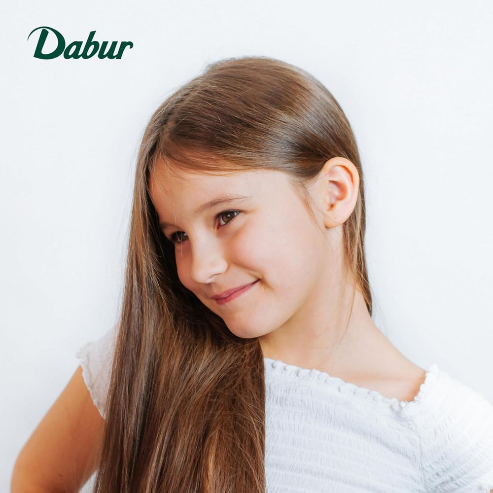Coiffage facilité grâce à l'huile Dabur Amla pour enfants.