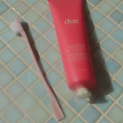 DAE brosse double extrémité et poils véganes pour un coiffage doux.