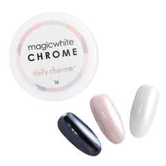 Daily Charme Magic White: poudre chrome blanche pour un fini nacré sur base claire.