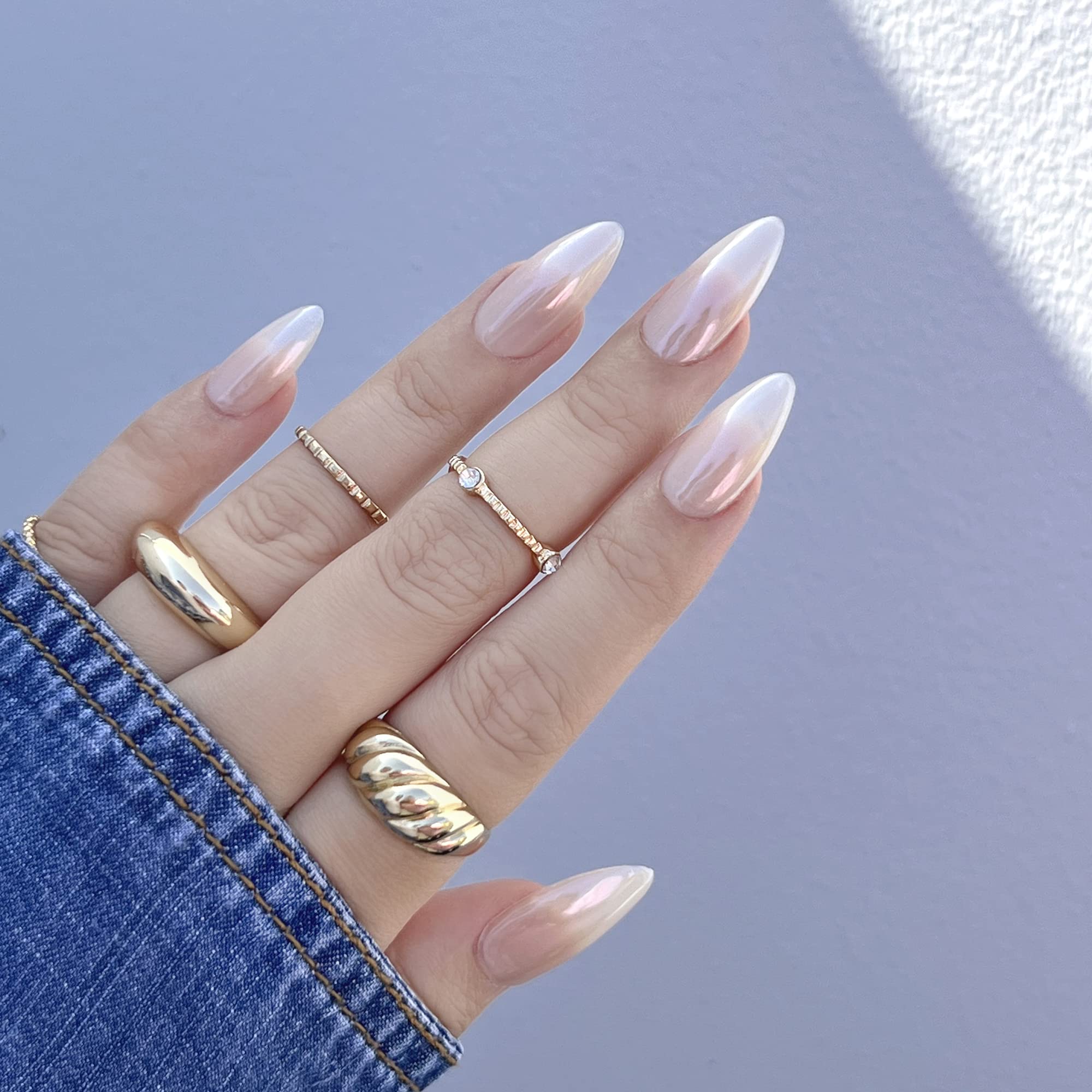 Daily Charme Magic White: rendu effet glaze-donut sur ongles pour un look élégant.