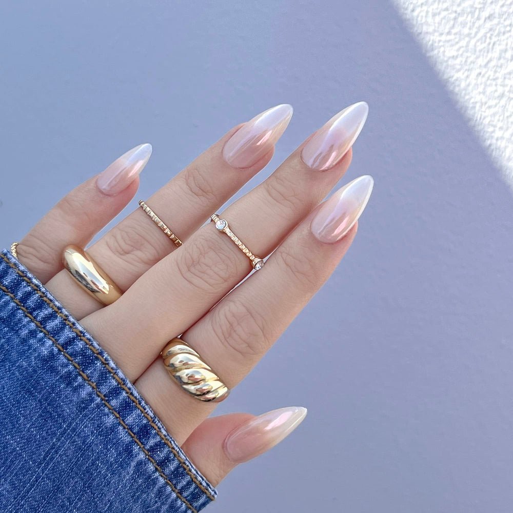Daily Charme Magic White: rendu effet glaze-donut sur ongles pour un look élégant.