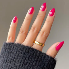 Daisy DND Crimson lacquer bottle side highlights dual-use gel and lacquer finish.