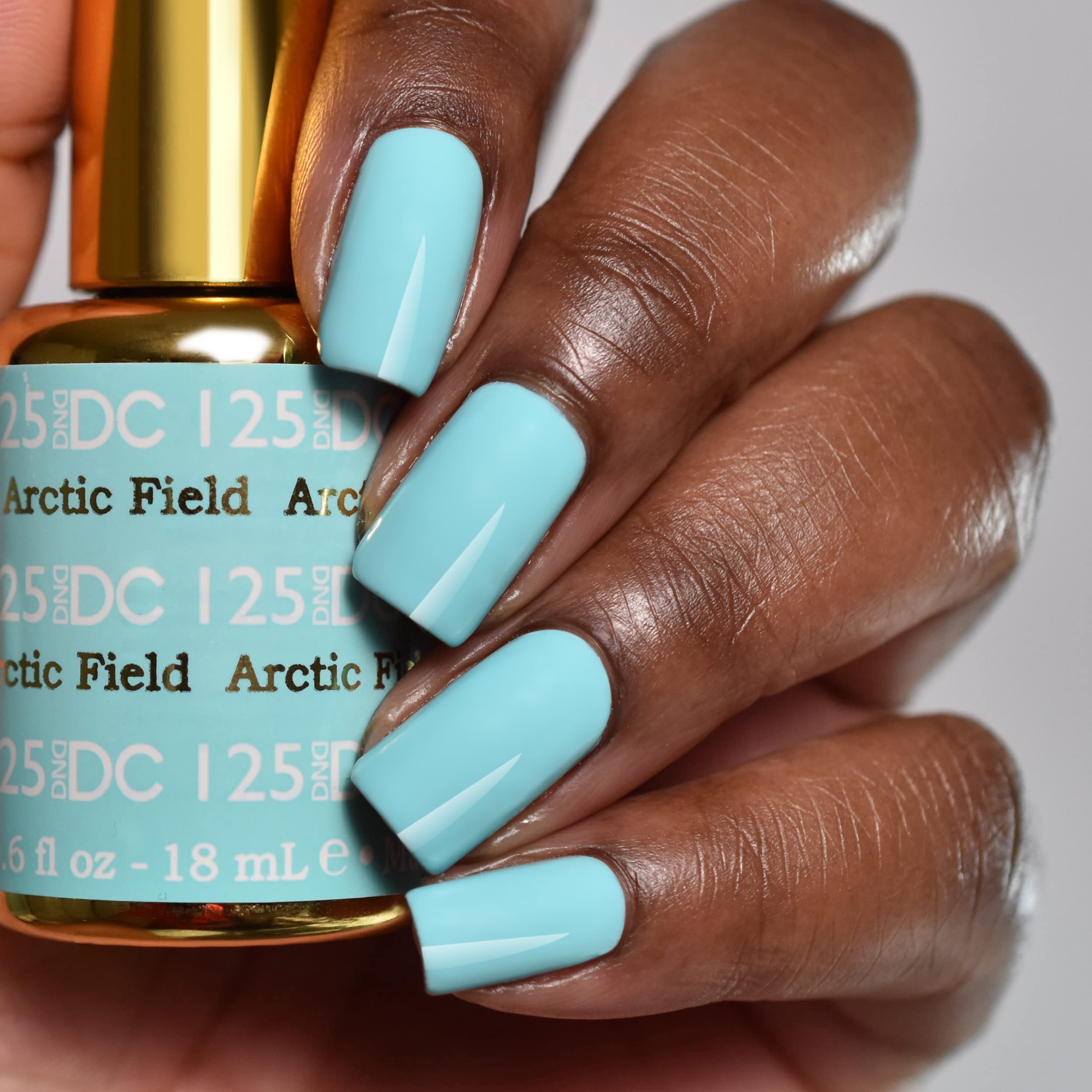 Vernis bleu à séchage à l’air DAISY DND DC, pratique et rapide.