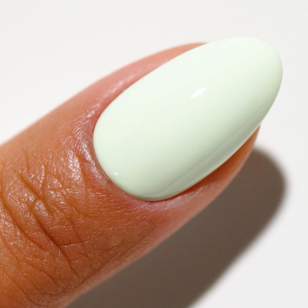 DAISY DND Mint To Be 2512 packaging highlights travel-friendly dual polish duo
