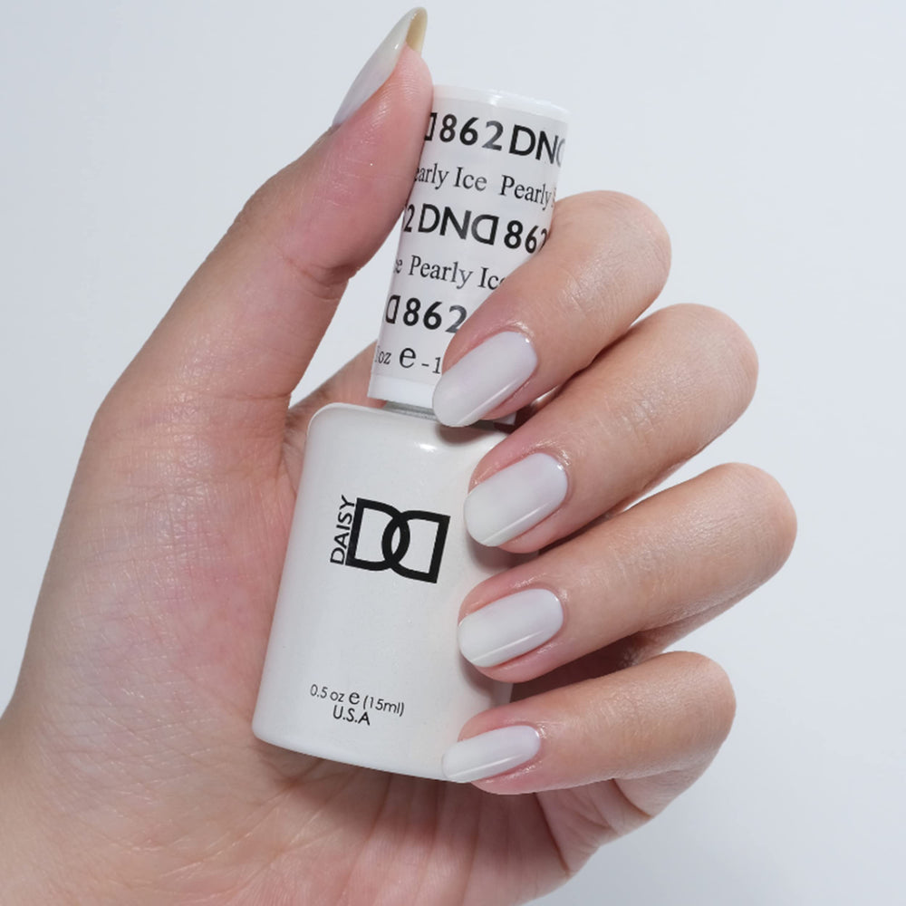 Daisy DND Pearly Ice lacquer 862 bottle close-up for quick air-dry finish.