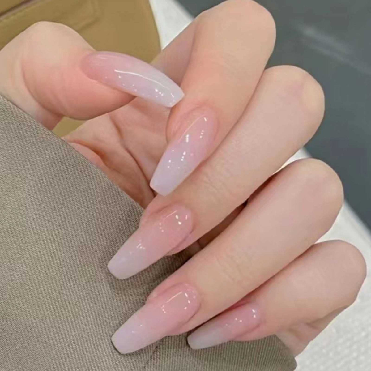 Ongles DANMANR faux carrés français nude rose blanc pour une manucure élégante