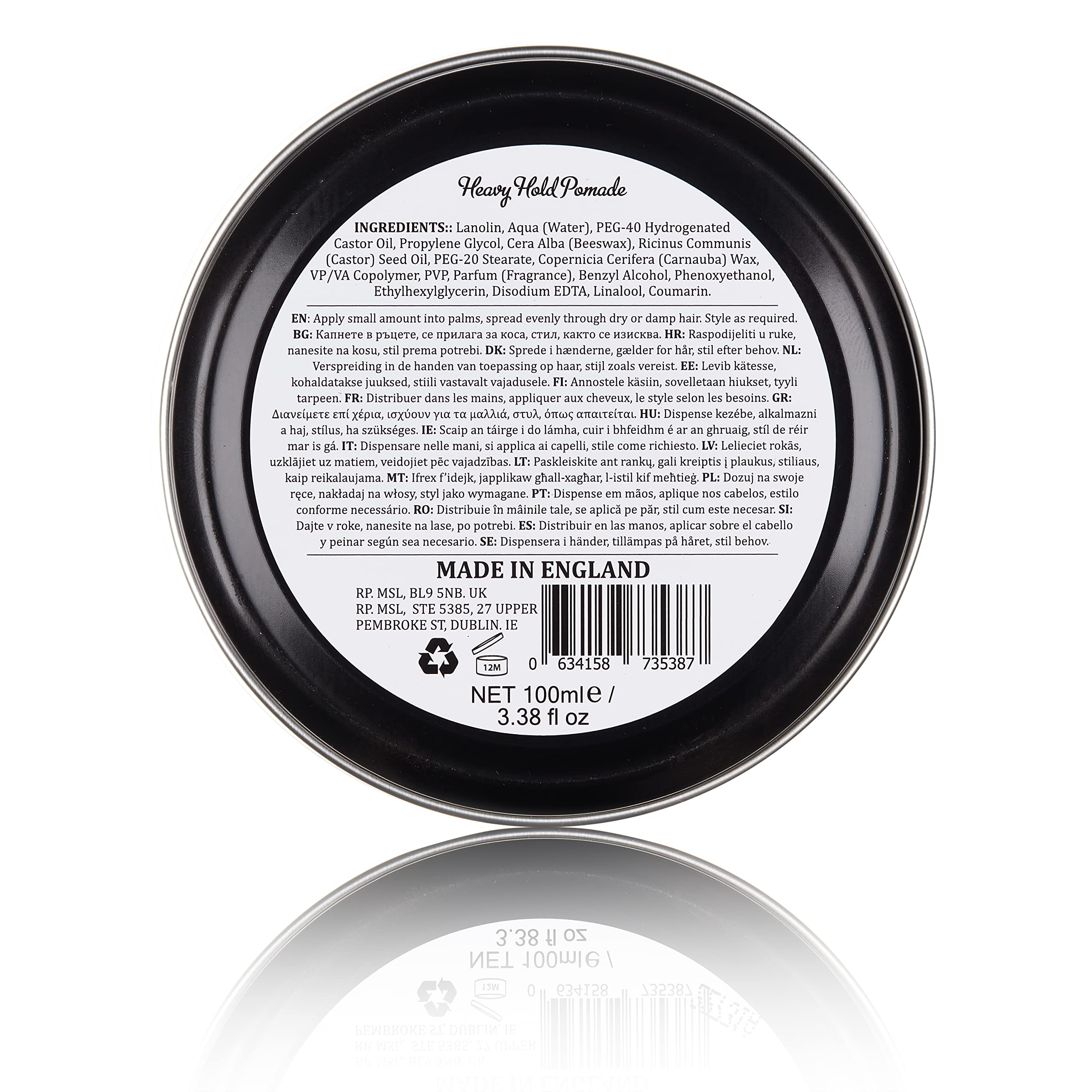 Main en train d'appliquer la pomade à tenue lourde