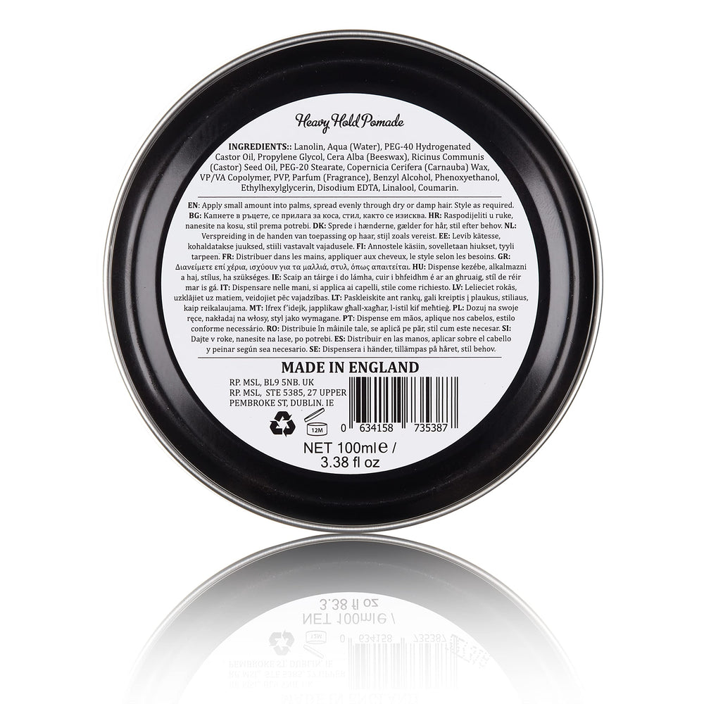 Main en train d'appliquer la pomade à tenue lourde