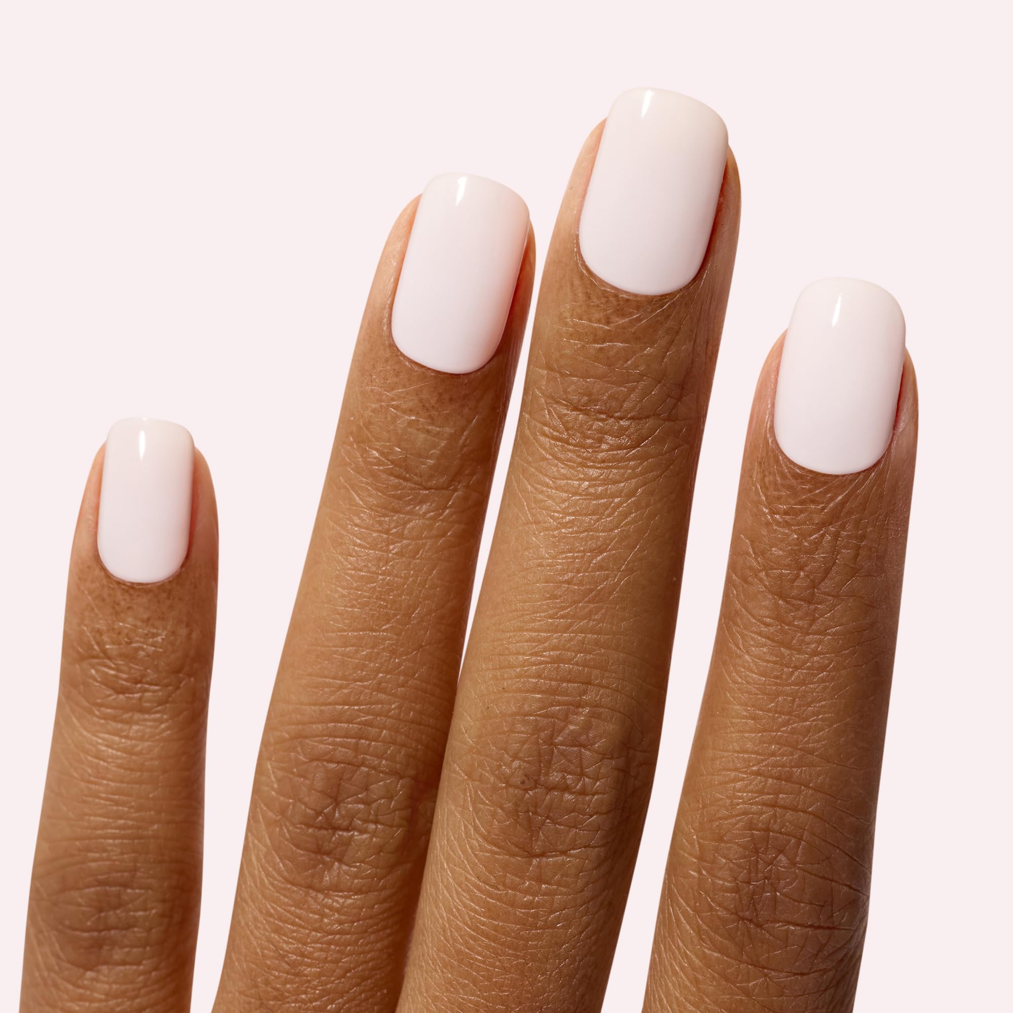 Application rapide des bandes ongles pour un look gel en minutes.