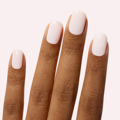 Application rapide des bandes ongles pour un look gel en minutes.