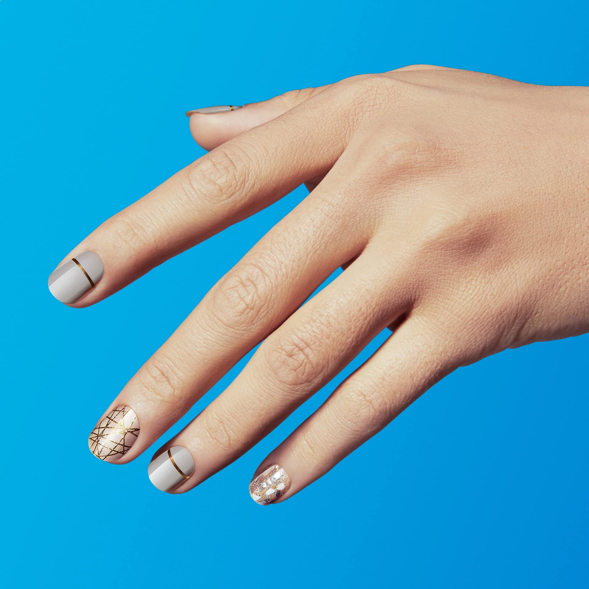 Dashing Diva: application rapide des bandes gel sur ongles propres.