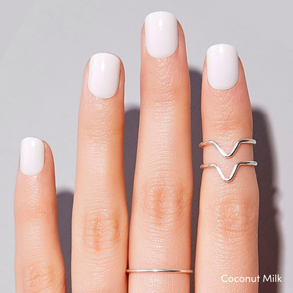 Ongles adhésifs lait de coco, fini gel brillant, effet luxe.