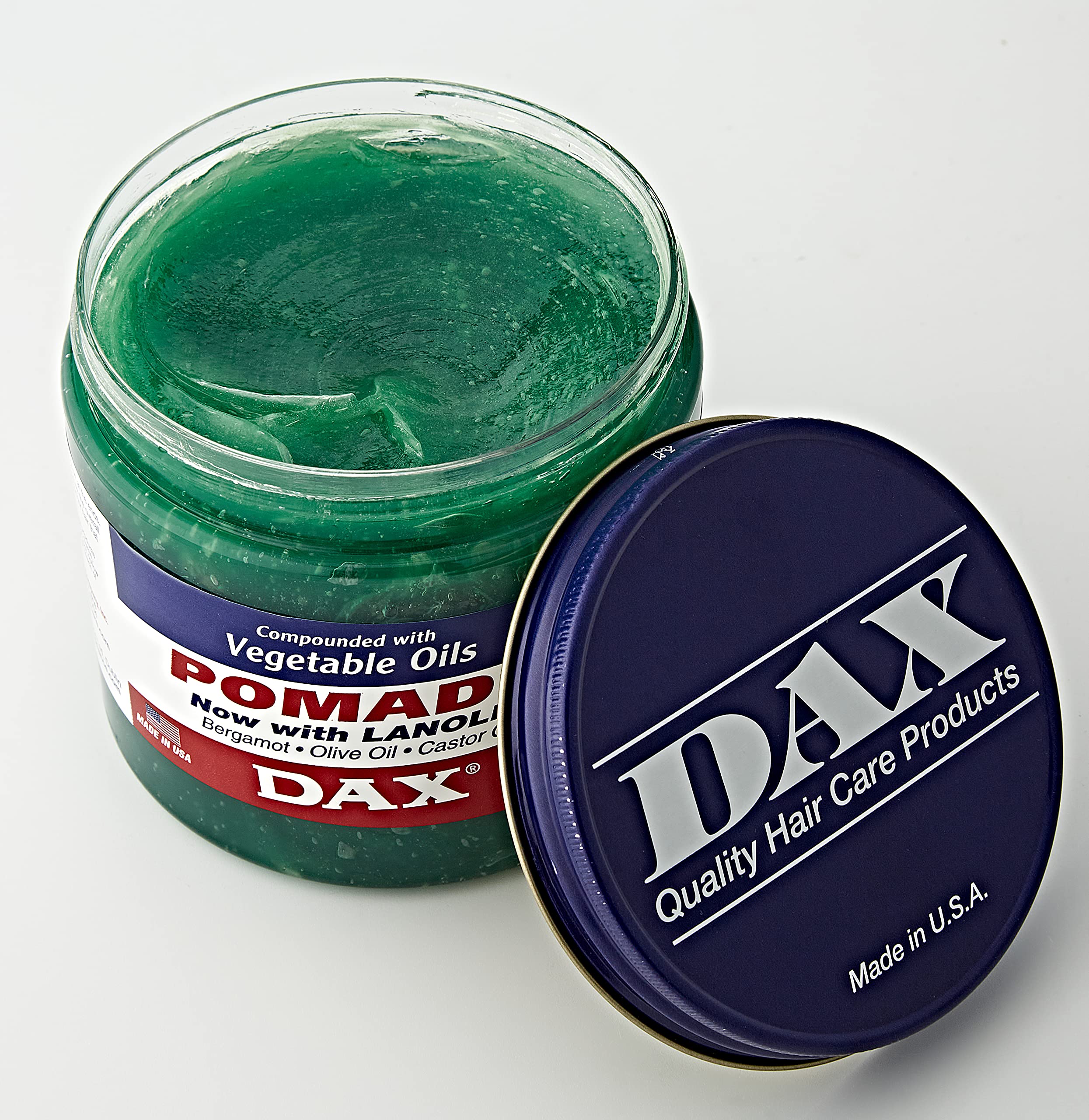 Ouverture du pot DAX révélant une consistance hydratante prête à modeler.