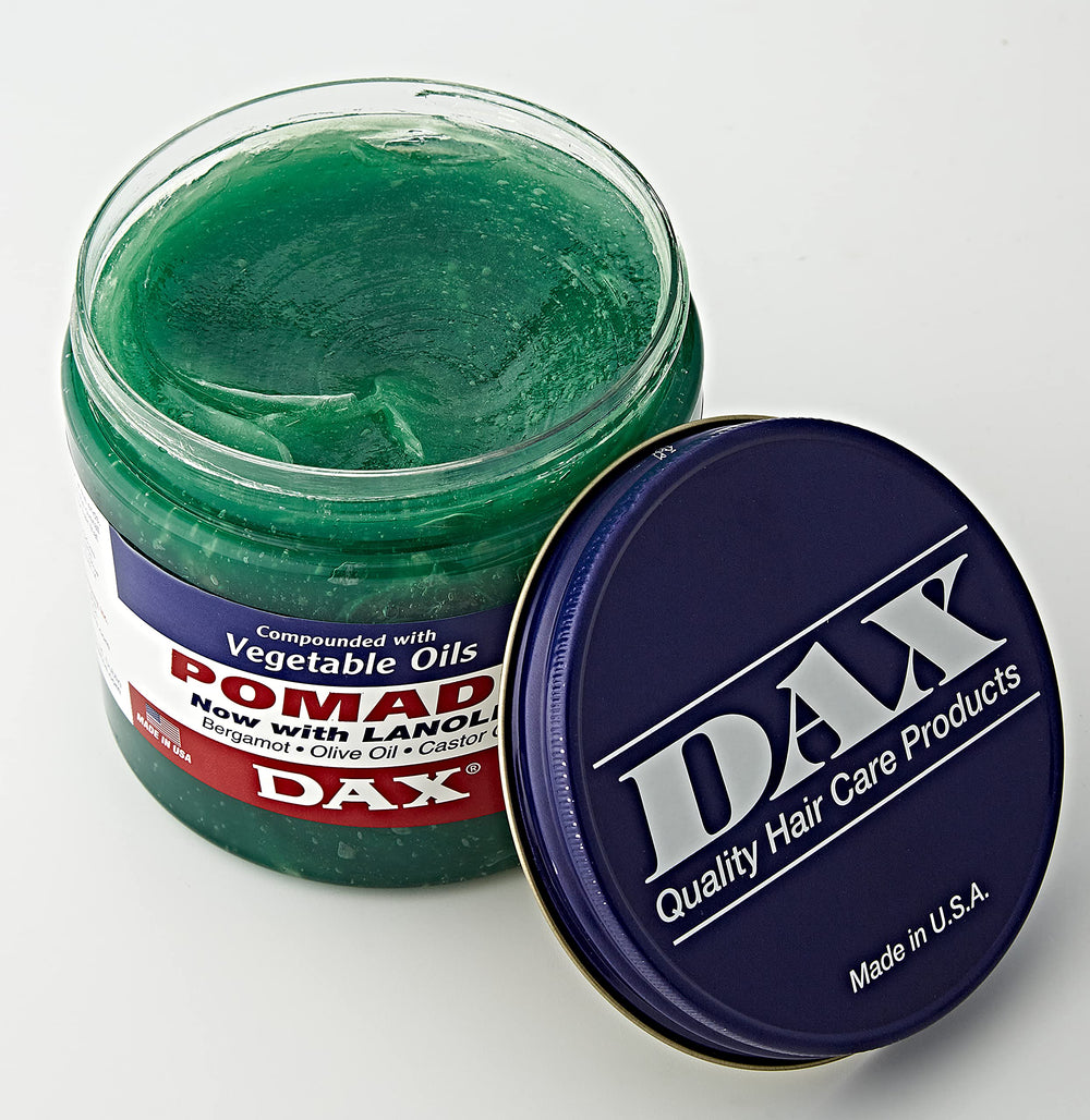 Ouverture du pot DAX révélant une consistance hydratante prête à modeler.