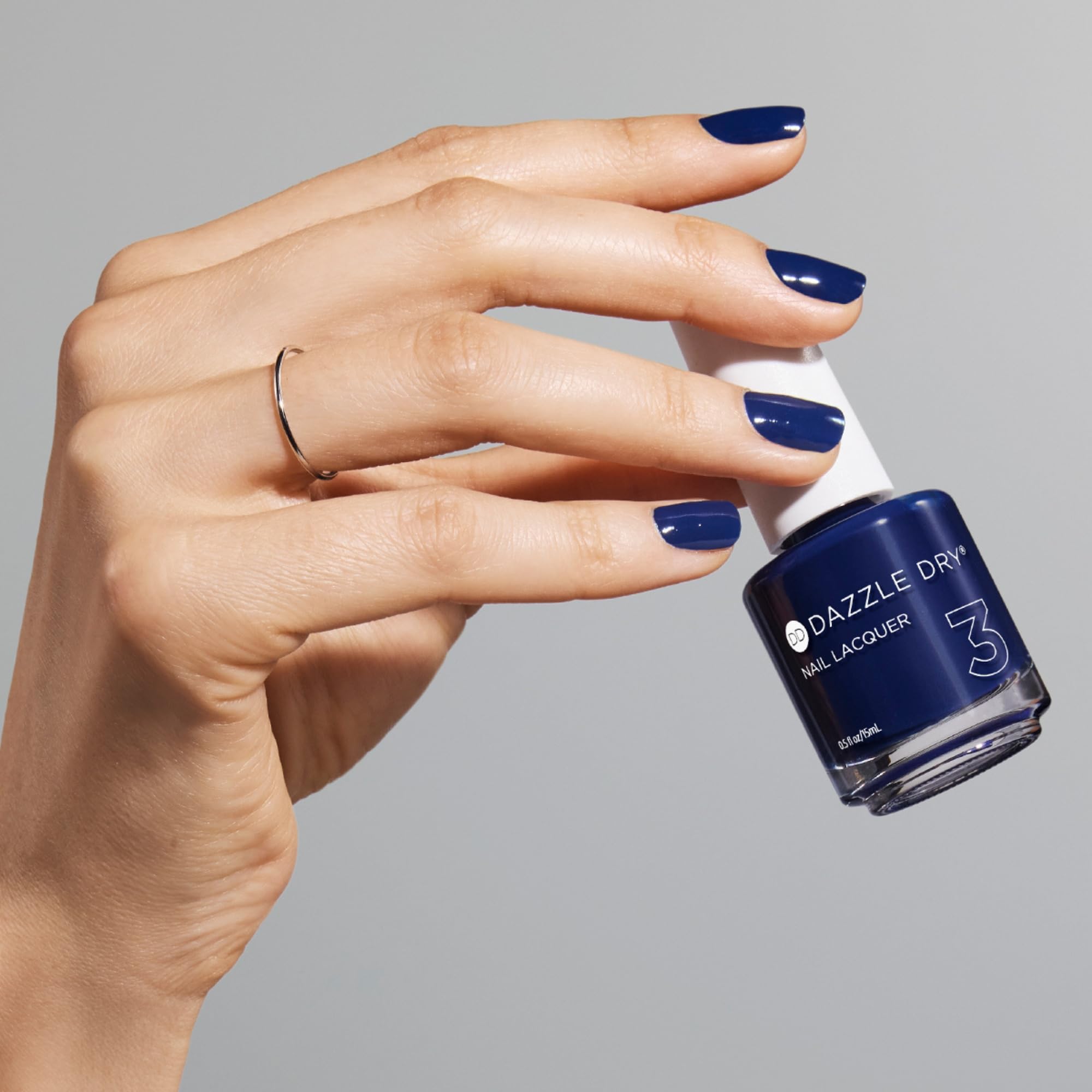 Vernis Dazzle Dry – manucure rapide, sans UV nécessaire.