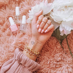 Vernis semi-transparent Livin' La Vida Yoga offre une teinte légère et naturelle.