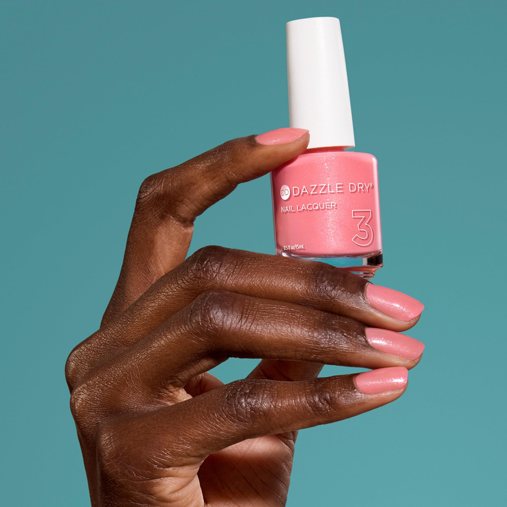 Vernis Dazzle Dry Fleur de cerisier — couleur semi-transparente, longue tenue sans écaillage possible.