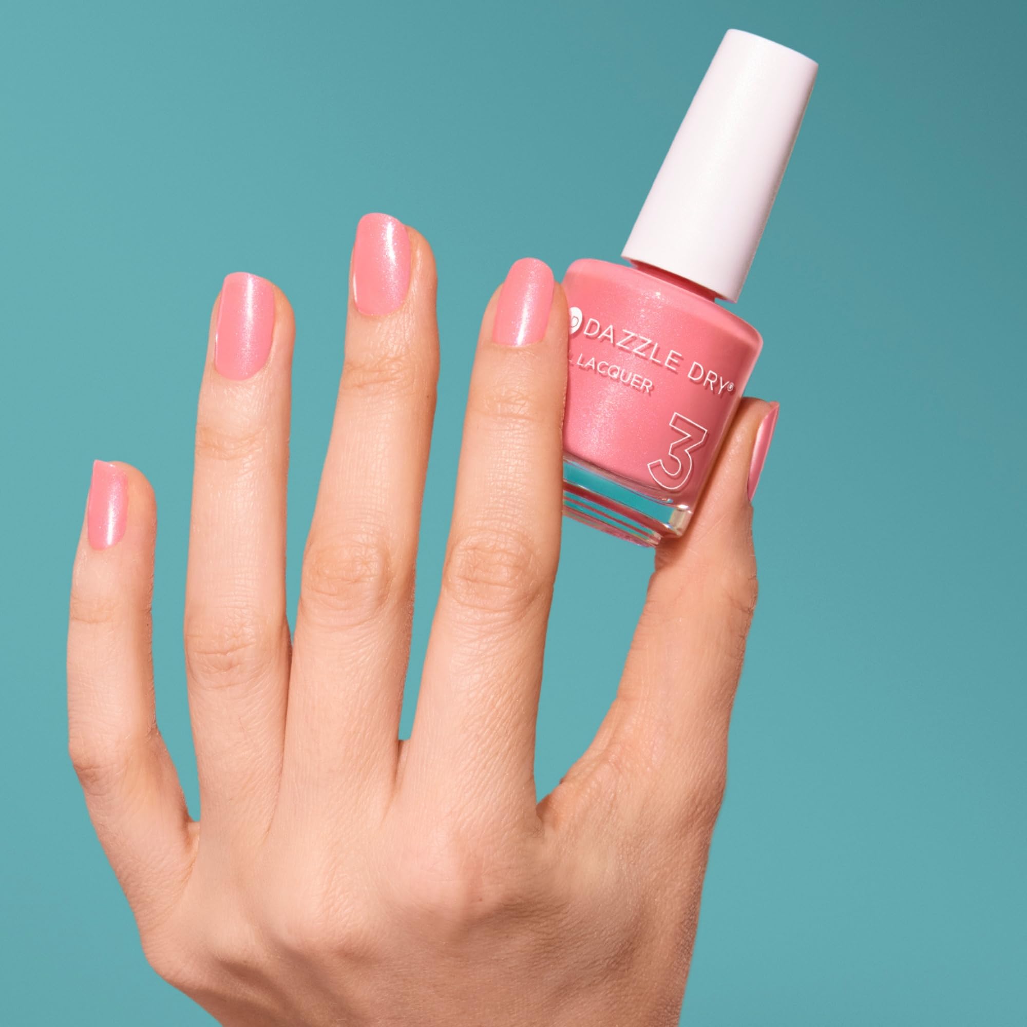 Vernis Dazzle Dry Fleur de cerisier — fini semi-translucide et subtil, effet lumineux.