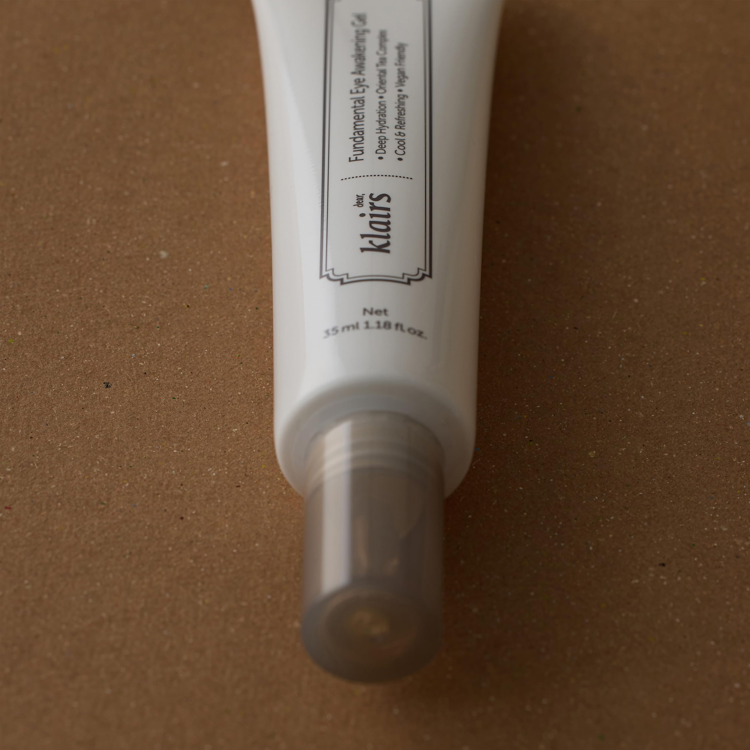 DearKlairs Gel Yeux: emballage redesign moderne et pratique.