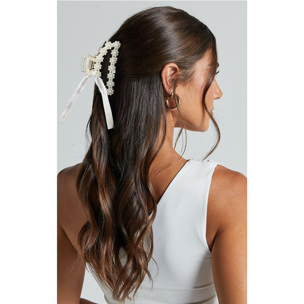 DEEKA accessoire-coiffure-perles-mariage, élégance discrète pour cérémonie.