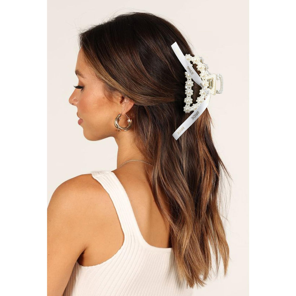Conception élégante DEEKA: perles et ruban doré pour un look chic.