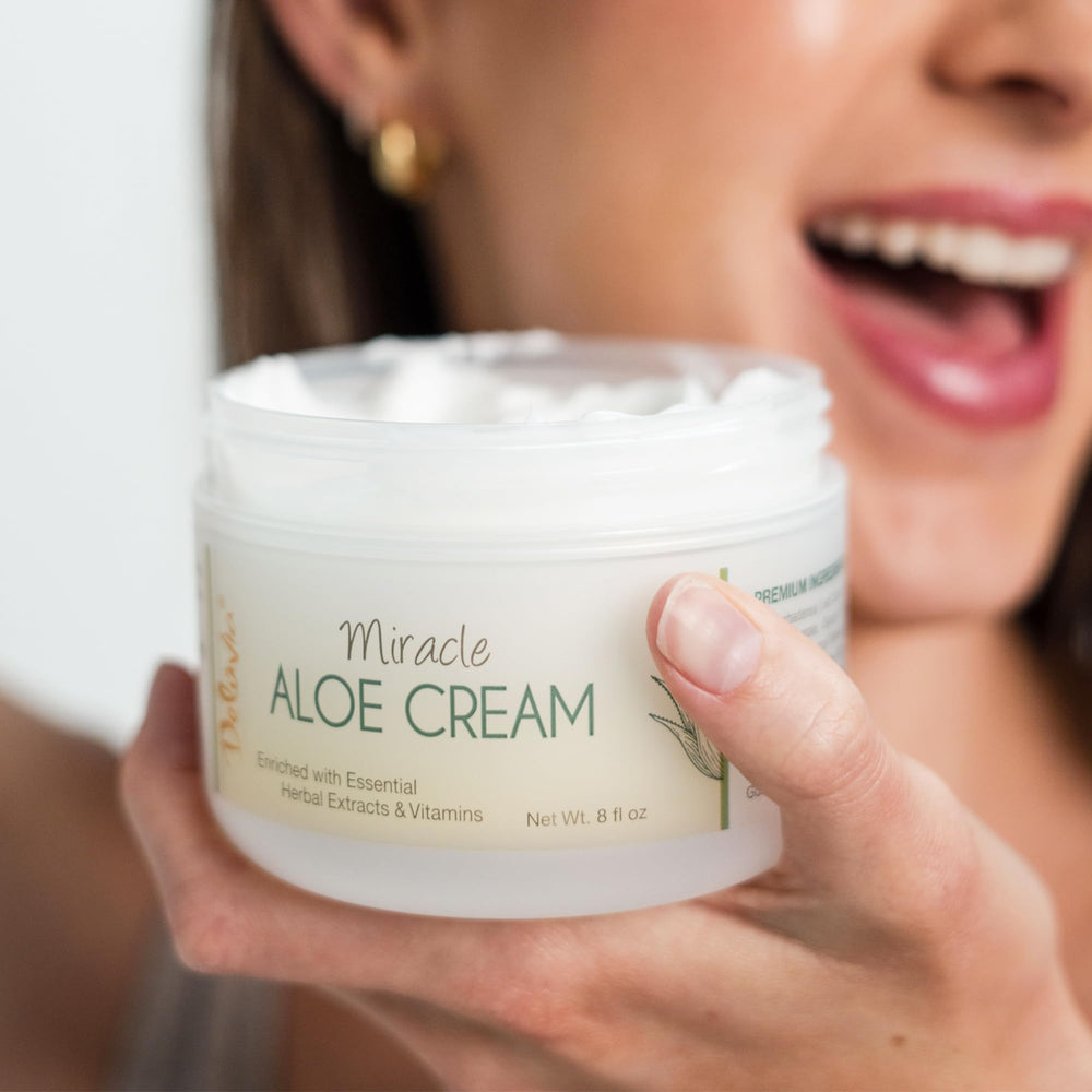 Texture crémeuse Deluvia Miracle Aloe prête à nourrir la peau.