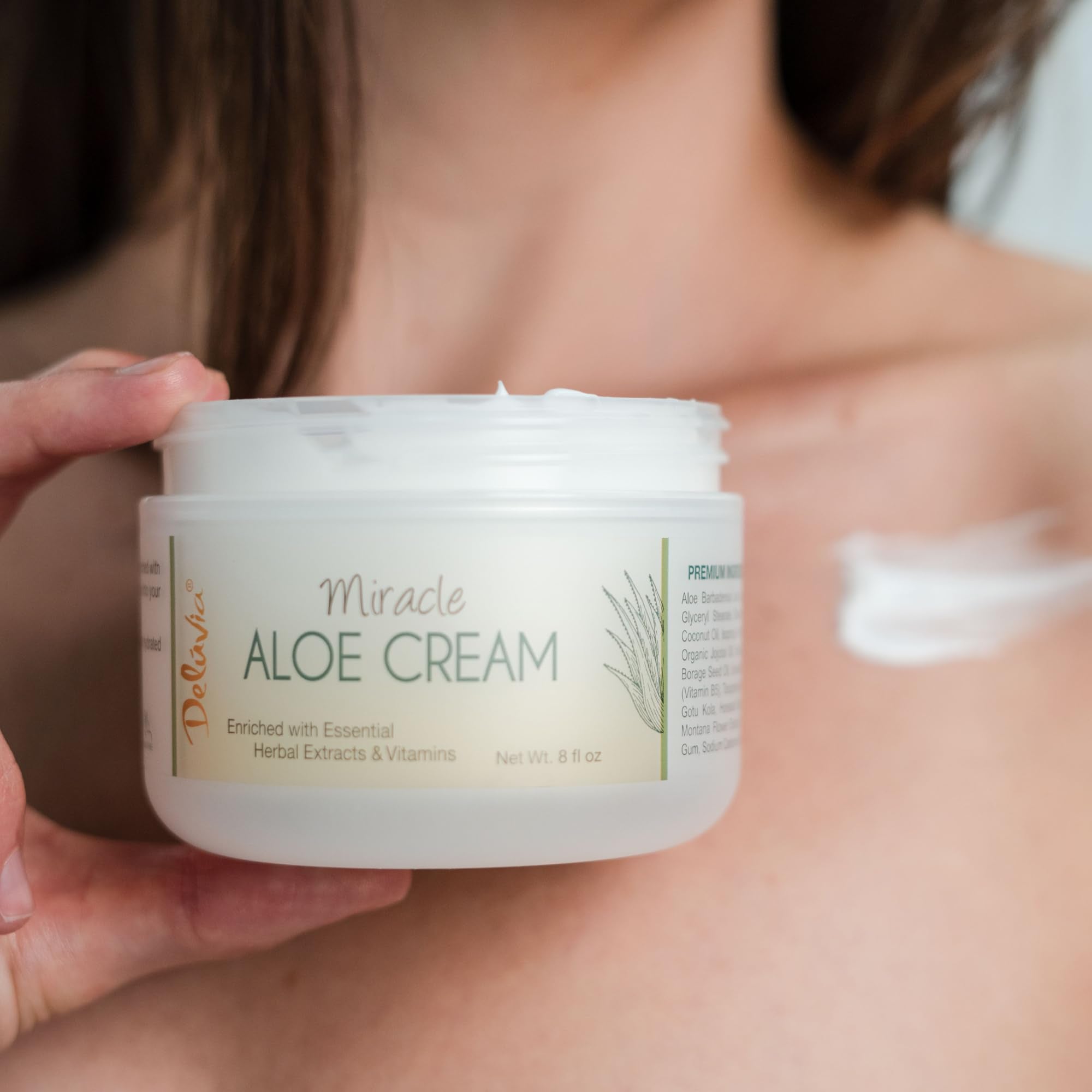 Visage appliquant Deluvia Miracle Aloe Crème pour apaiser et hydrater.