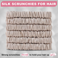 Scrunchies DEMAZALO en soie rose pâle, parfaits pour coiffures délicates et élégantes.