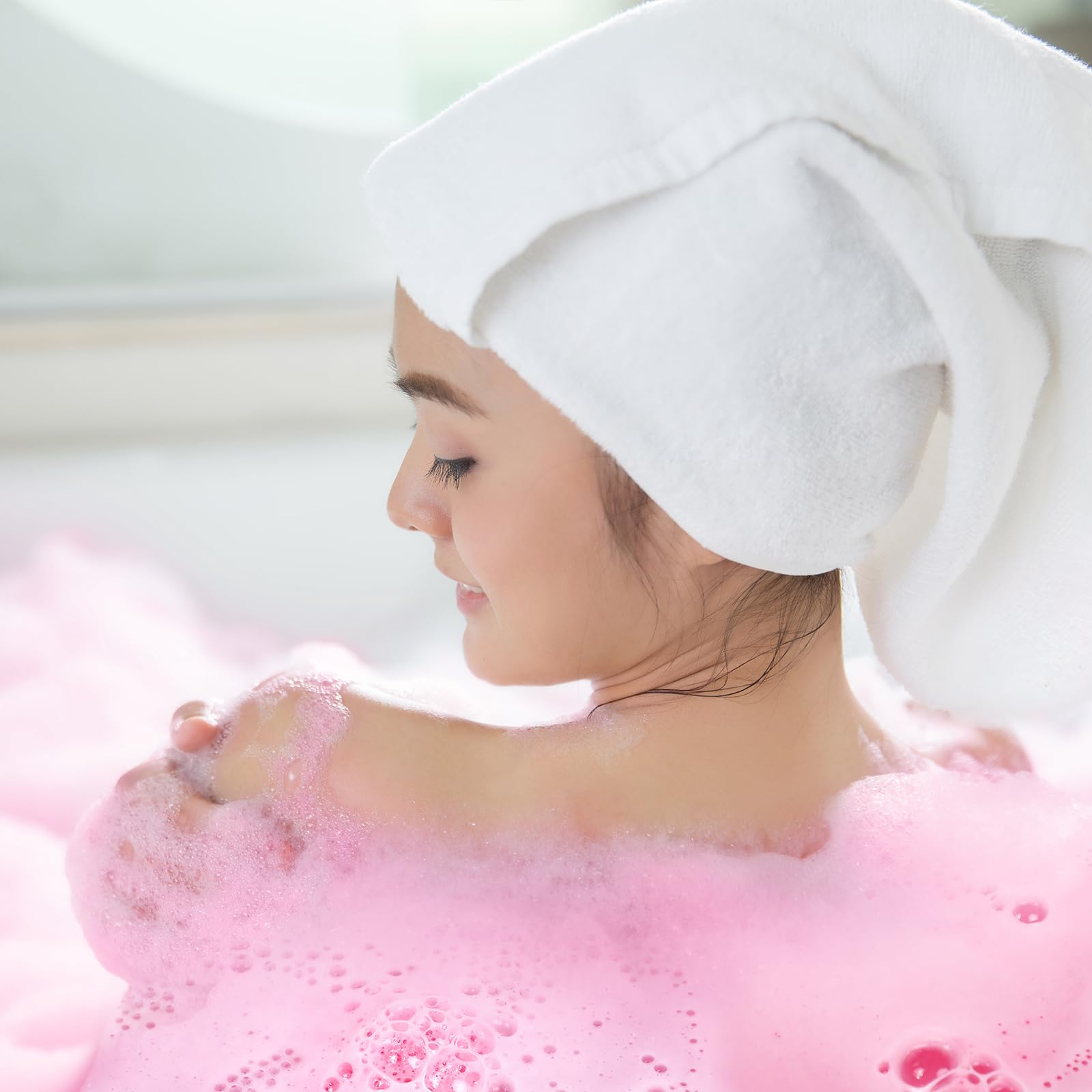 Parfum rose et bulles abondantes pour une pause détente à la maison.