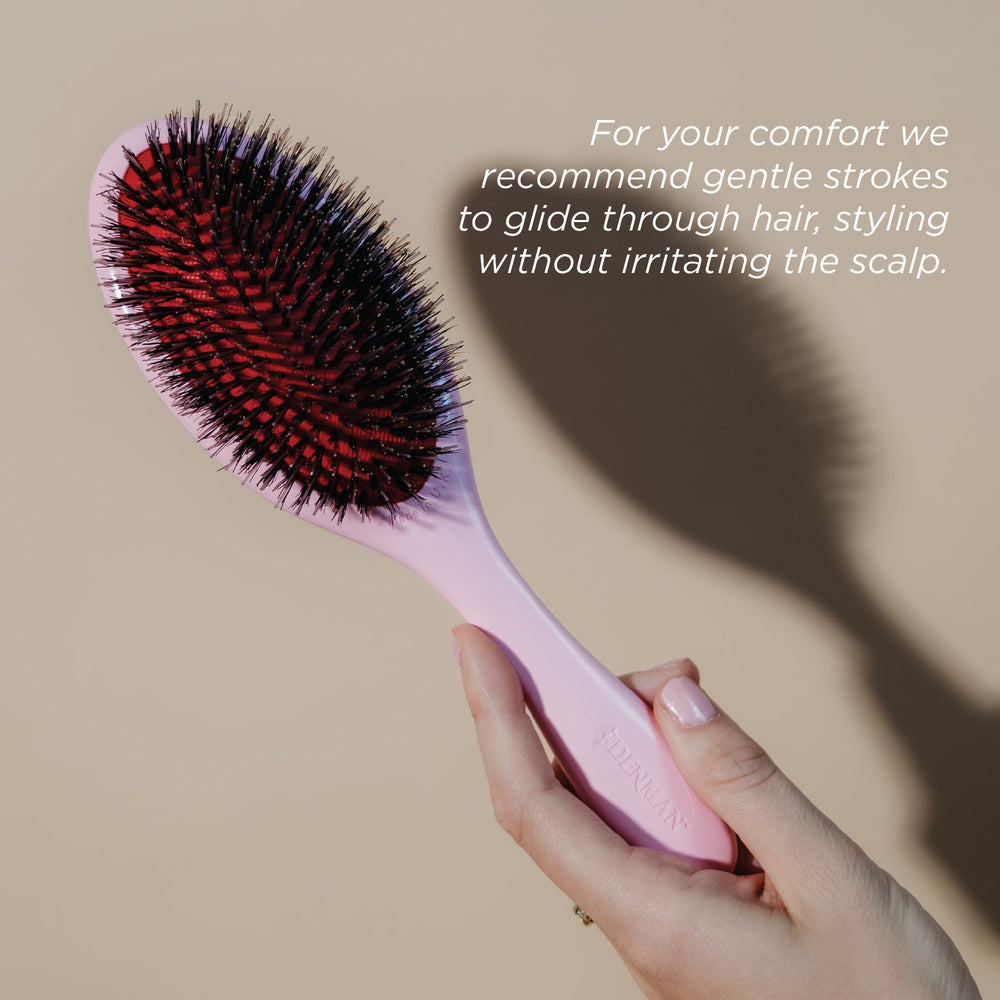 Denman D81M design ergonomique léger pour usage quotidien agréable.