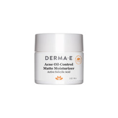 DERMA E Acne Oil-Control: bouteille du soin prête à un fini mat.